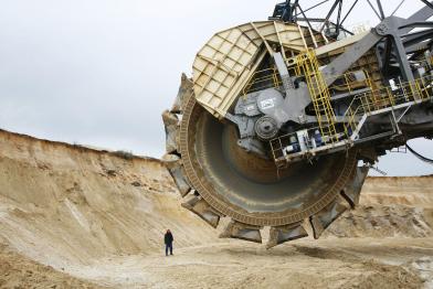 Bagger im LEAG-Braunkohletagebau Jänschwalde in der Lausitz