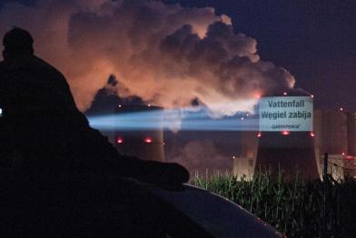 17. September 2013: Greenpeace-Aktivisten projizieren in mehreren Sprachen - hier auf Polnisch - Slogans auf das Kohlekraftwerk Schwarze Pumpe. Auf Deutsch: „Vattenfalls Kohle tötet“ 