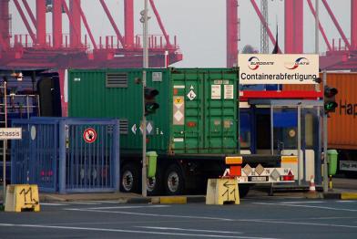 Einer von zwei Containern mit radioaktivem Material, die in Bremerhaven umgeladen wurden. 10.08.2010