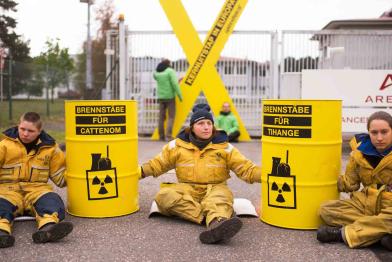 Greenpeace-Aktivisten protestieren vor Brennelementefabrik in Lingen