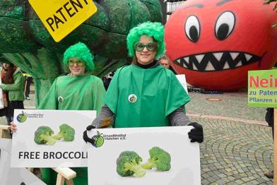 Umweltschützer und Landwirte protestieren vor dem Europäischen Patentamt (EPA) in München gegen Patente auf Pflanzen und Tiere, 27.10.2014