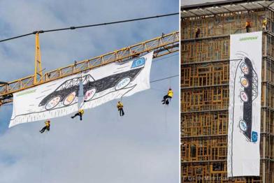 Greenpeace-Aktivisten hängen ein Protest-Banner an einen Kran in der Nähe des tagenden EU-Gipfels, 27.06.2014