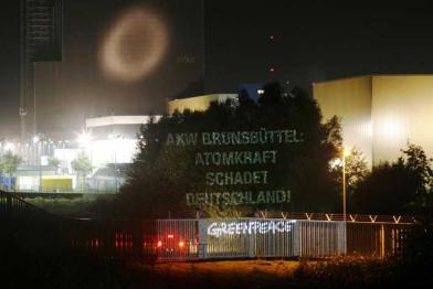 AKW Brunsbüttel an der Elbmündung, Greenpeace-Projektion "Atomkraft schadet Deutschland", September 2010