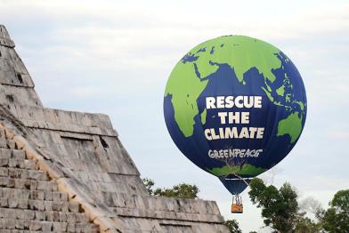 "Rettet das Klima!" fordert Greenpeace mittels Heißluftballon in Cancùn. 11/28/2010