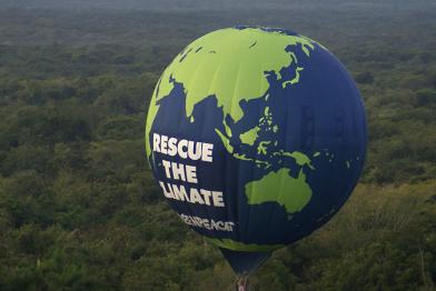 "Rettet das Klima" fordert Greenpeace mittels Heißluftballon11/28/2010