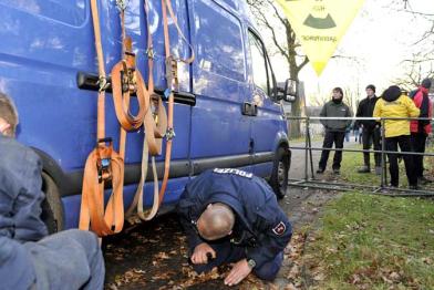 Polizei im Einsatz am Protest-Transporter 11/28/2011