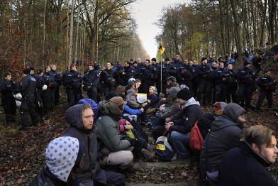 Anti-Castor-Protest: Sitzblockade auf den Gleisen zwischen Lüneburg und Hitzacker 07.11.2010