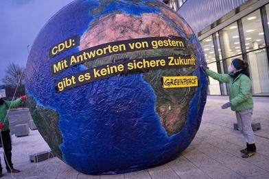 Greenpeace-Aktive mit Weltkugel vor CDU-Parteitag