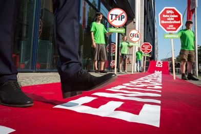 Rotes Banner mit Fuß, der daraufzutreten droht