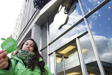 Greenpeace-Aktivistin mit Flyer vor Apple Store Hamburg