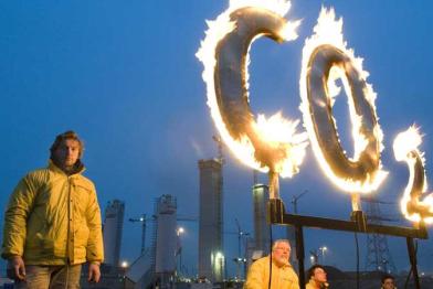 Protest mit brennenden CO2 Zeichen vor der Baustelle des Kohlekraftwerks Moorburg (Vattenfall), Dezember 2008