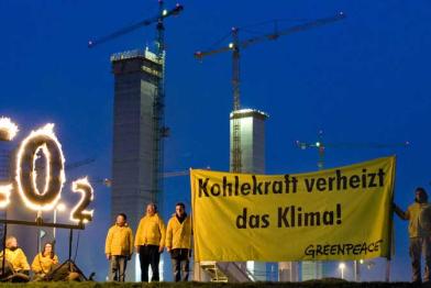 Protest mit brennendem CO2 Zeichen vor Moorburg (Vattenfall). Dezember 2008