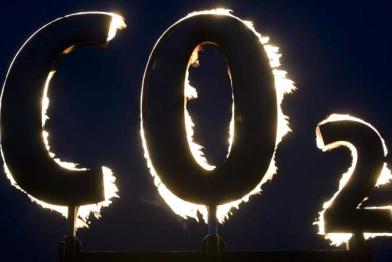 Protest mit brennendem CO2 Zeichen gegen Bau des Steinkohlekraftwerks Stade. August 2008