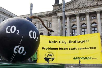 Protest gegen Verabschiedung CCS-Gesetz mit CO2-Bombenmodell, September 2011