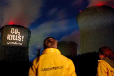 Projektion auf Kühlturm des Braunkohlekraftwerks Neurath, Juli 2006