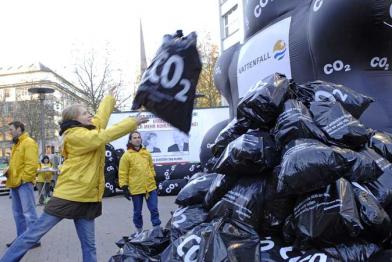 Hamburger Greenpeace Gruppe wirft schwarze Co2 Säcke vor Vattenfall-Kundenzentrum, November 2007