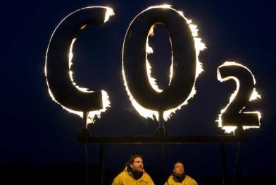 Protest mit brennendem CO2 Zeichen gegen Bau des Steinkohlekraftwerks Stade. Dezember 2008
