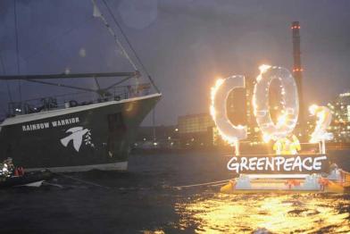 Rainbow Warrior und das brennende CO2 Zeichen in Kiel.November 2008