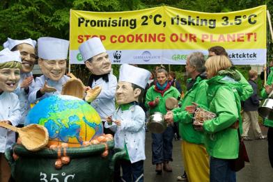 Aktivisten begrüßen die anreisenden Minister/innen auf dem Petersberger Klimadialog 05/02/2010