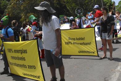 Greenpeace-Aktivisten nehmen an der Klima-Demonstration in Lima anlässlich der COP20 teil. Tausende von Menschen demonstrieren friedlich auf Limas Straßen und appellieren an die politischen Machthaber, die sich zum Weltklimagipfel trafen. 