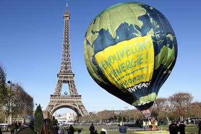 Heißluftballon vor Eiffelturm