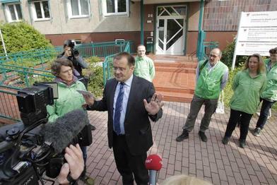 Greenpeace-Aktivisten protestieren in Cottbus gegen die Tagebau-Vereinbarung zwischen der rot-roten Landesregierung und dem Energiekonzern Vattenfall, 23.4.2014