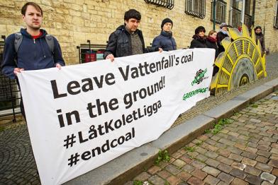 Greenpeace-Aktivisten protestiert gegen Vattenfalls Kohle-Verkauf in Prag vor der schwedischen Botschaft