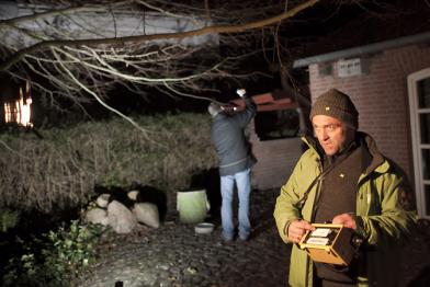 Mitglieder von Greenpeace nehmen eine Strahlenmessung des Castorzuges vor 08.11.2010