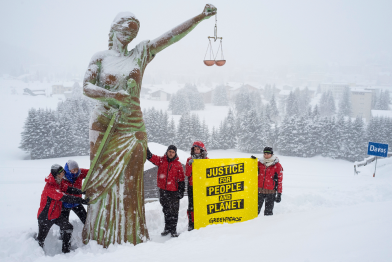 Zum Beginn des Weltwirtschaftsforums in Davos forderten Greenpeace-Aktivisten: "Justice for People and Planet". Dazu hatten sie eine Justitia-Statue aufgebaut