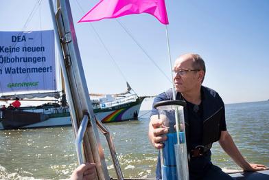 Greenpeace-Experte Jörg Feddern im Schlauchboot mit Boje