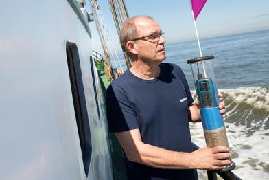 Jörg Feddern an Bord der beluga mit Boje in der Hand