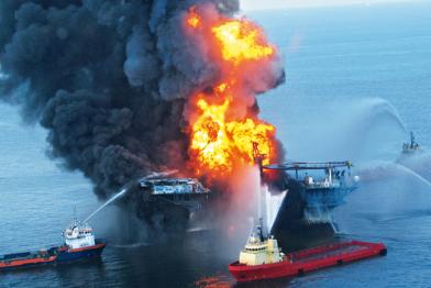 Die brennende Deep Water Horizon und Löschschiffe