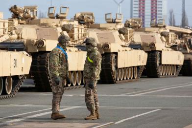 Zwei US-Soldaten vor amerikanischen Panzern