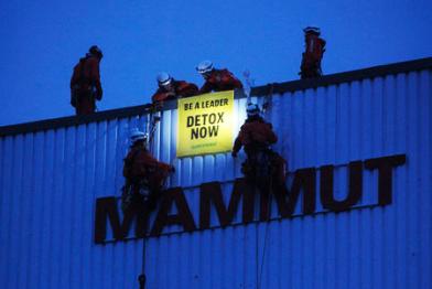 Kletteraktion auf dem Mammut-Hauptquartier