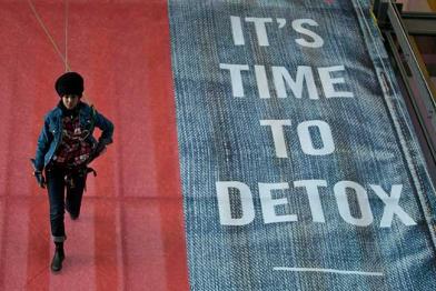 Ein Model läuft auf einem vertikalen Laufsteg im Rahmen der internationalen Detox-Kampagne