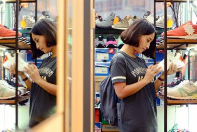 Shopping: Ein Mädchen kauft Schuhe