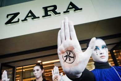 Blass geschminkte Aktivistinnen mit Detox-Logo vor Zara-Store in Taipei