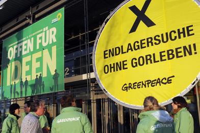 Greenpeace-Aktion vor der Bundesdelegiertenkonferenz der Grünen 11/19/2010