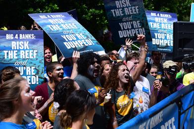 Menschen protestieren in Australien an der Commonwealth Bank gegen die Finanzierung von Kohleförderung am Great Barrier Reef.