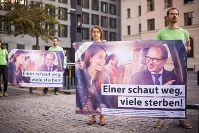 Aktivisten mit Banner in Berlin