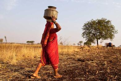 Indien: Frau transportiert Wasser