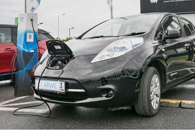 schwarzes E-Auto an einer Ladesäule