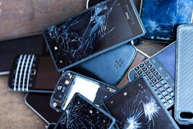 Smartphones tragen mit ihrer Kurzlebigkeit zum riesigen Berg an Elektroschrott bei