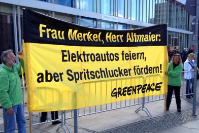 Greenpeace-Aktivisten protestieren gegen die Doppelzüngigkeit der Bundesregierung in der Verkehrspolitik. 27.05.2013