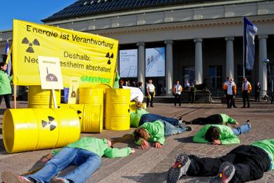 "Die-In" bei der EnBW-Hauptversammlung 04/29/2010