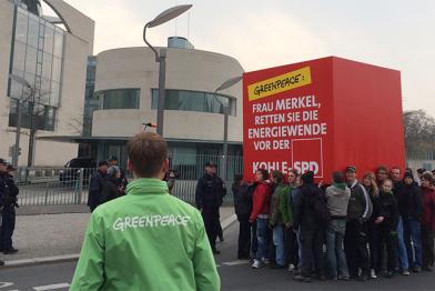 Greenpeace-Aktivisten fordern von Bundeskanzlerin Merkel, die Energiewende vor Sigmar Gabriel zu retten, Berlin 01. April 2014 