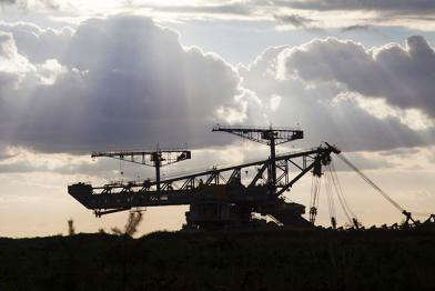 Kohlebagger im Gegenlicht