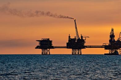 Erdgaspalttform im Sonnenuntergang