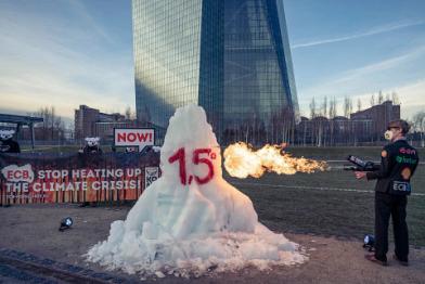 Aktion des Koala-Kollektivs vor dem EZB-Gebäude in Frankfurt am Main im Februar 2021