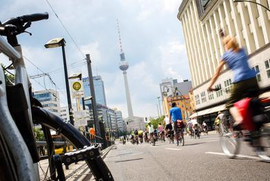 Fahrradfahrer, Berliner Fernsehturm im HIntergrund